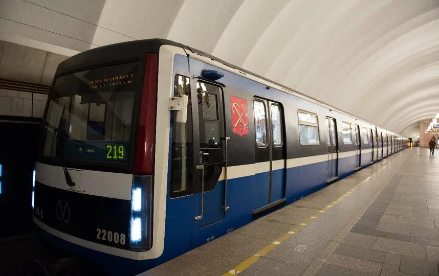 Поезда метро спб фото У вагонов менялся цвет и вес . Metro