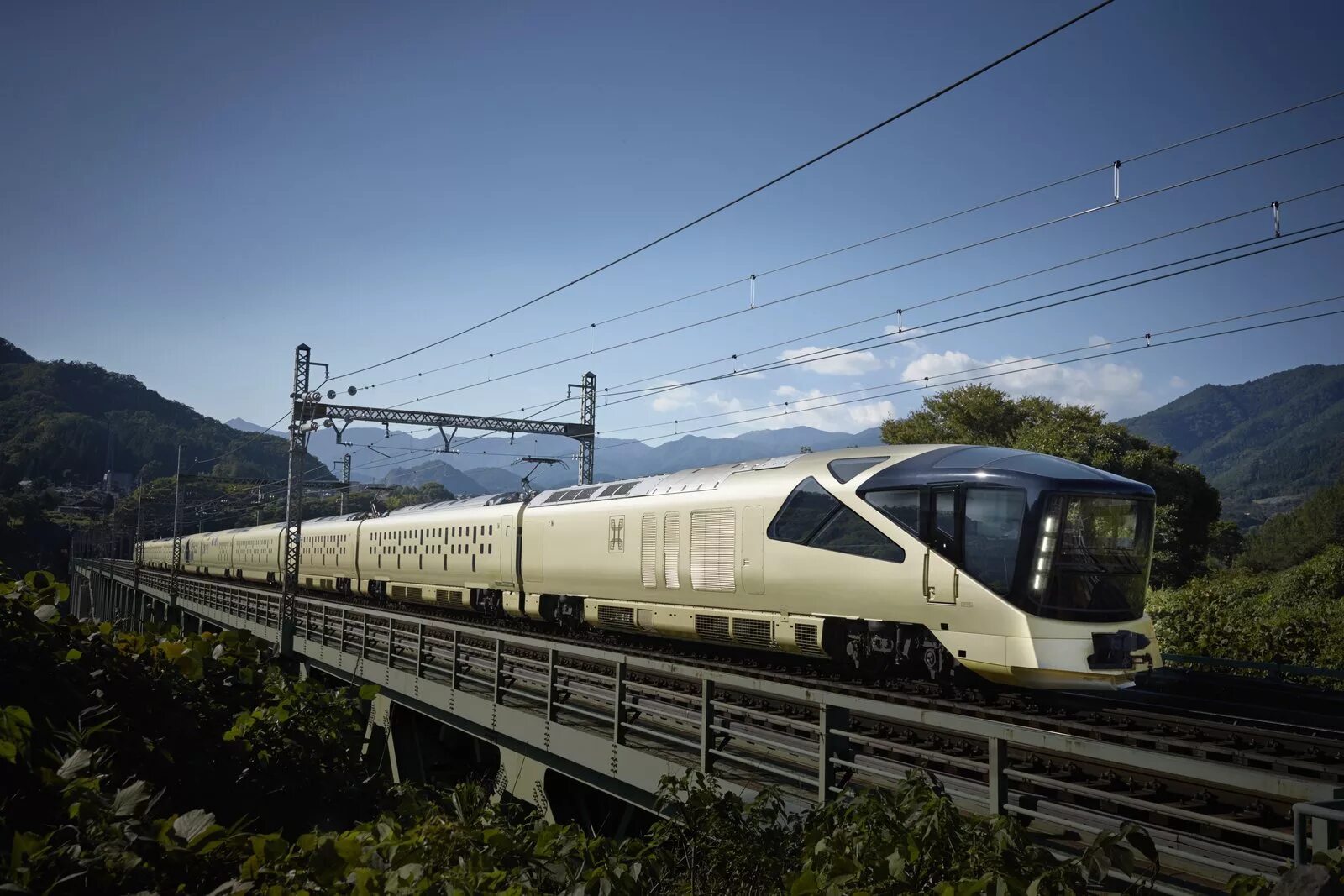 Поезда мира фото Photo 1 of 14 in Journey Through Eastern Japan on a Luxury Sleeper Train - Dwell