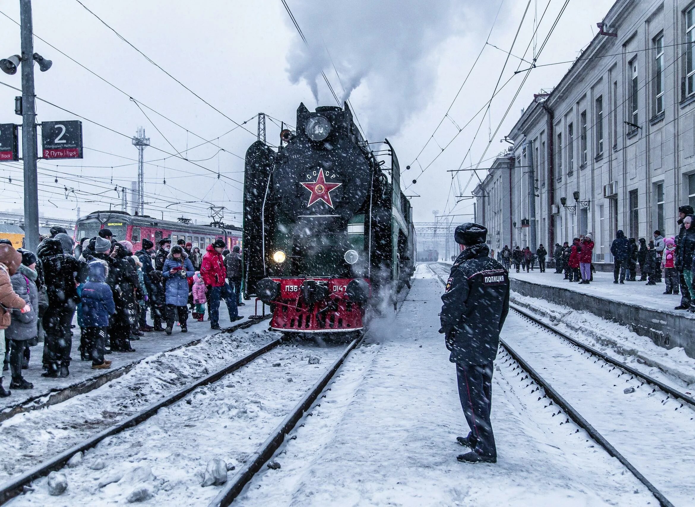 Поезда рязань фото Во время съемок паровоза на вокзале Рязань-1 женщина с ребенком едва не попали п