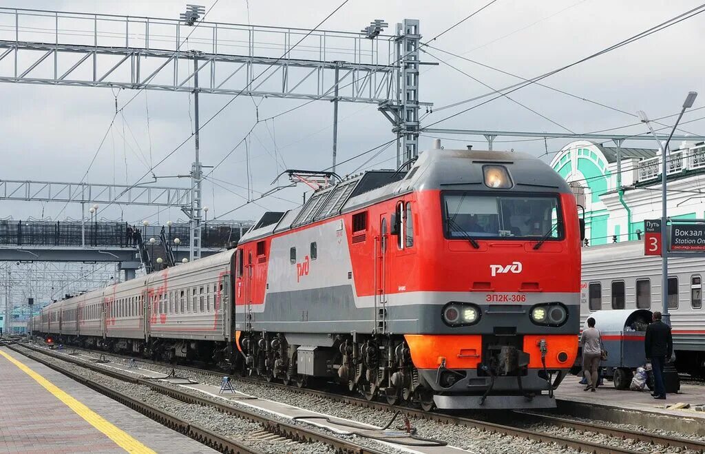 Поезда ржд фото и названия KTZ Electric Locomotive, RZD EP2K 306 in Stantsiya Omsk-Passazhirskiy in Russia