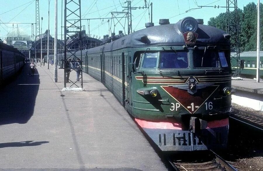 Поезда ссср фото Теплые "ламповые" фотографии времен СССР с советскими автомобилями - 2 carakoom.