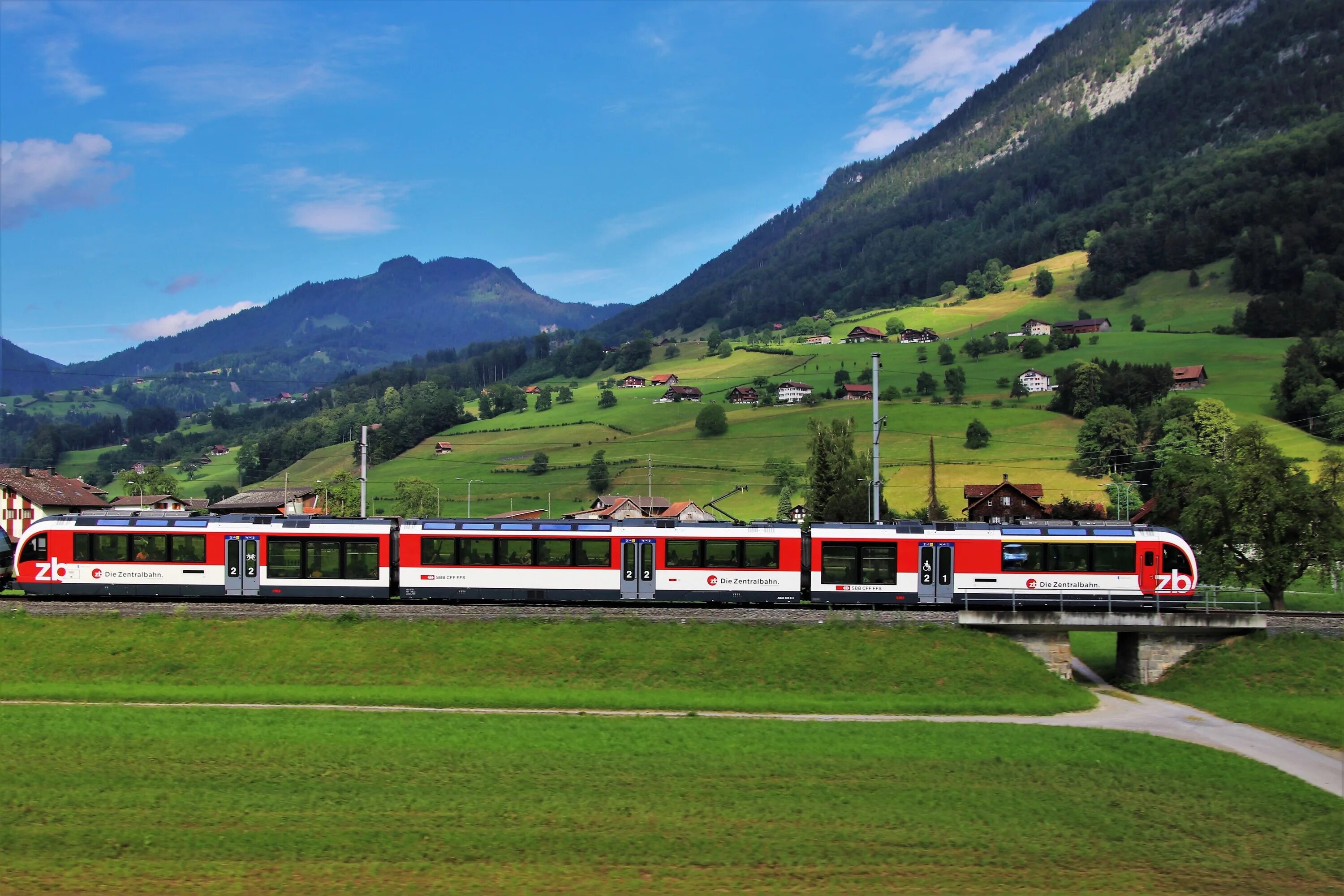 Поезда високе мито фото Contemporary passenger Train speeding at scenic mountains, switzerland free imag