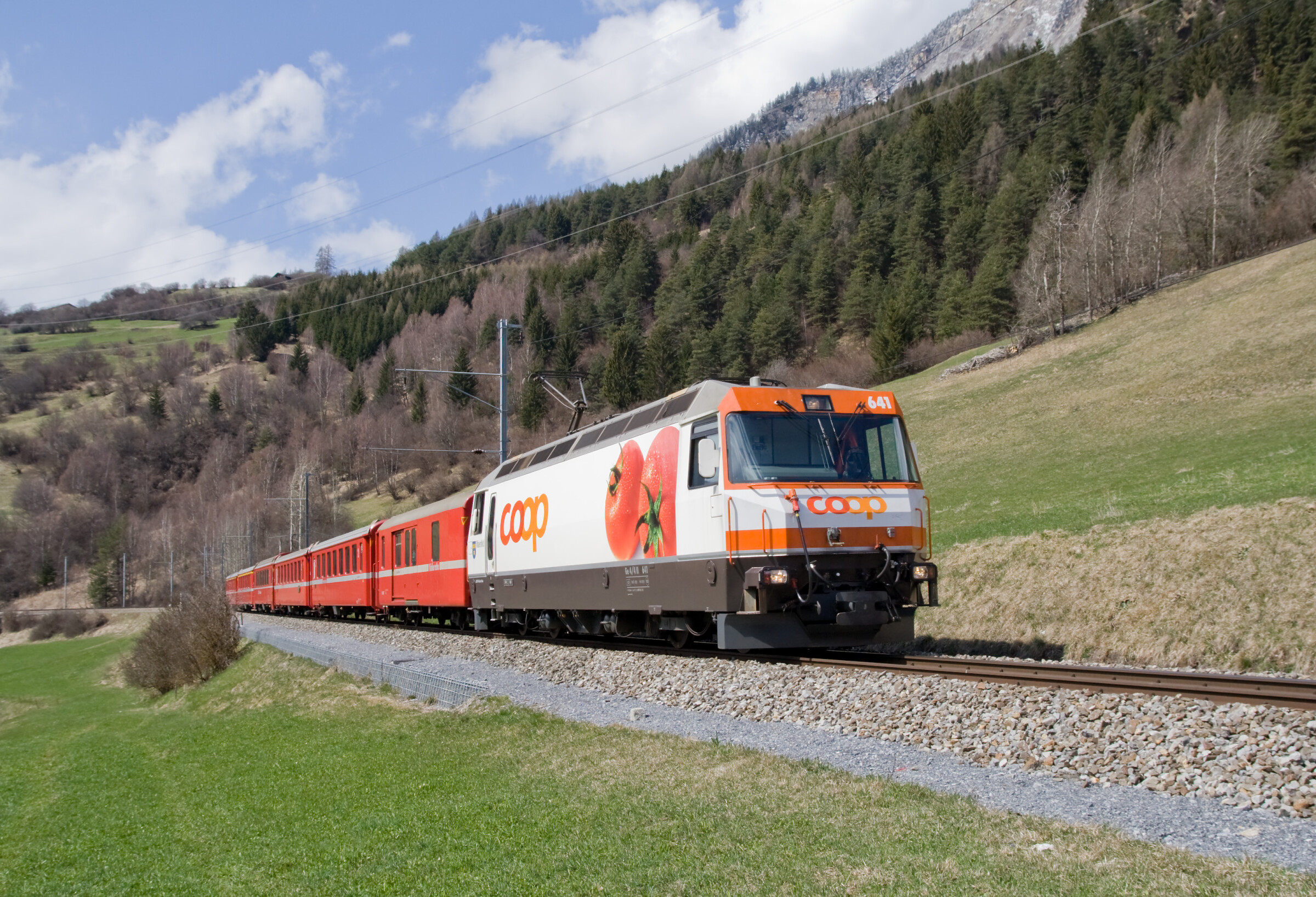 Поезда високе мито фото Ge 4/4 III 641 of RhB between Tiefencastel and Surava