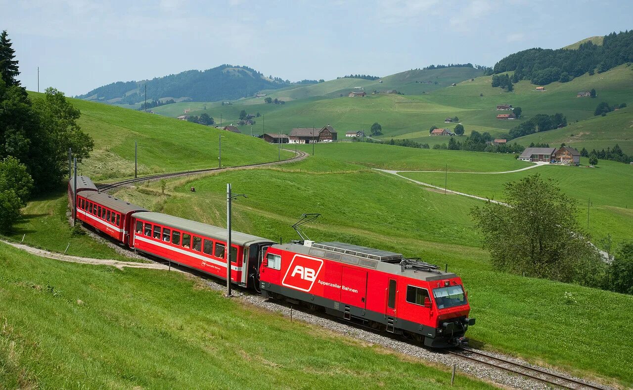 Re 4/4 II 11118 and Re 4/4 II 11109 with the EuroCity 158 towards Steinen - by S