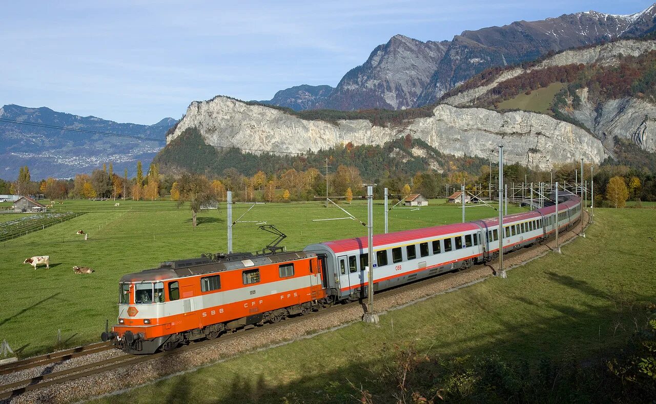 Поезда високе мито фото Re 4/4 II 11109 of SBB between Sargans and Trübbach