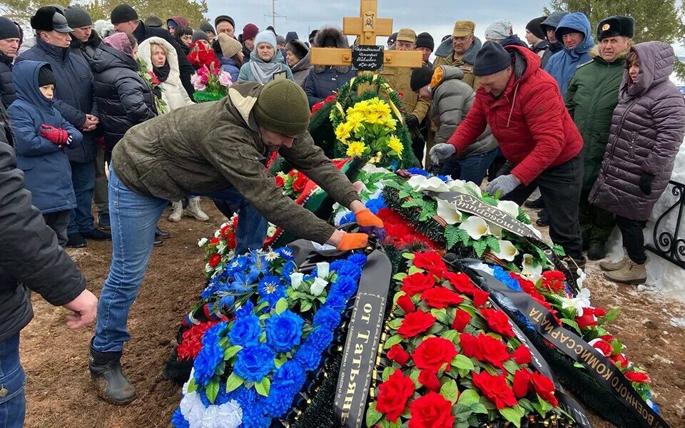 Погиб фото погибших в казани Жена геройски погибшего на СВО офицера: "У него за спиной был ад, а он - меня жа