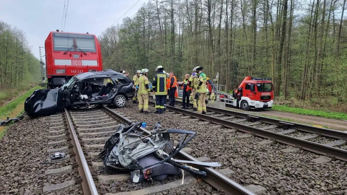 Погибли под поездом фото Train hits car at crossing in Germany, 3 killed - News Khaleej Times