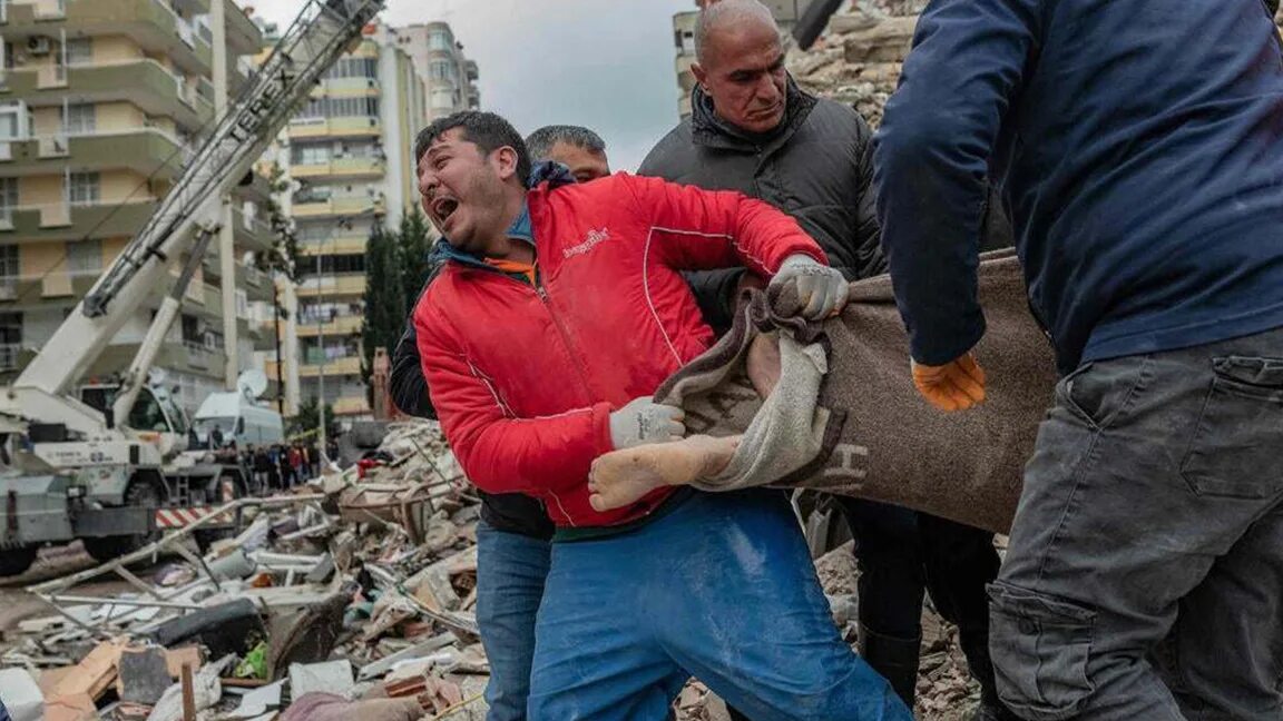 Погибли в турции фото Под завалами продолжают находить тела, количество жертв землетрясения в Турции и