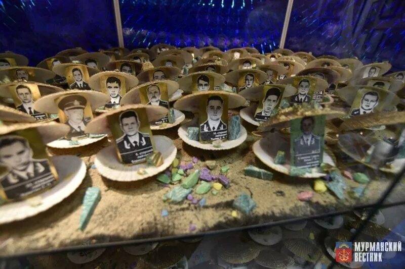 Погибшие на курске моряки фото В России почтят память моряков, погибших на подводной лодке Курск