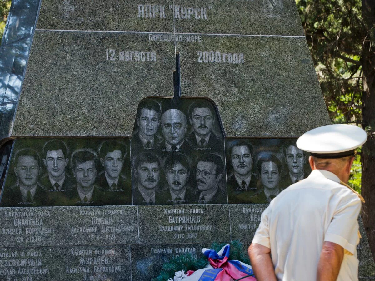 Погибшие на курске моряки фото Годовщина трагедии "Курска" - Экспресс газета