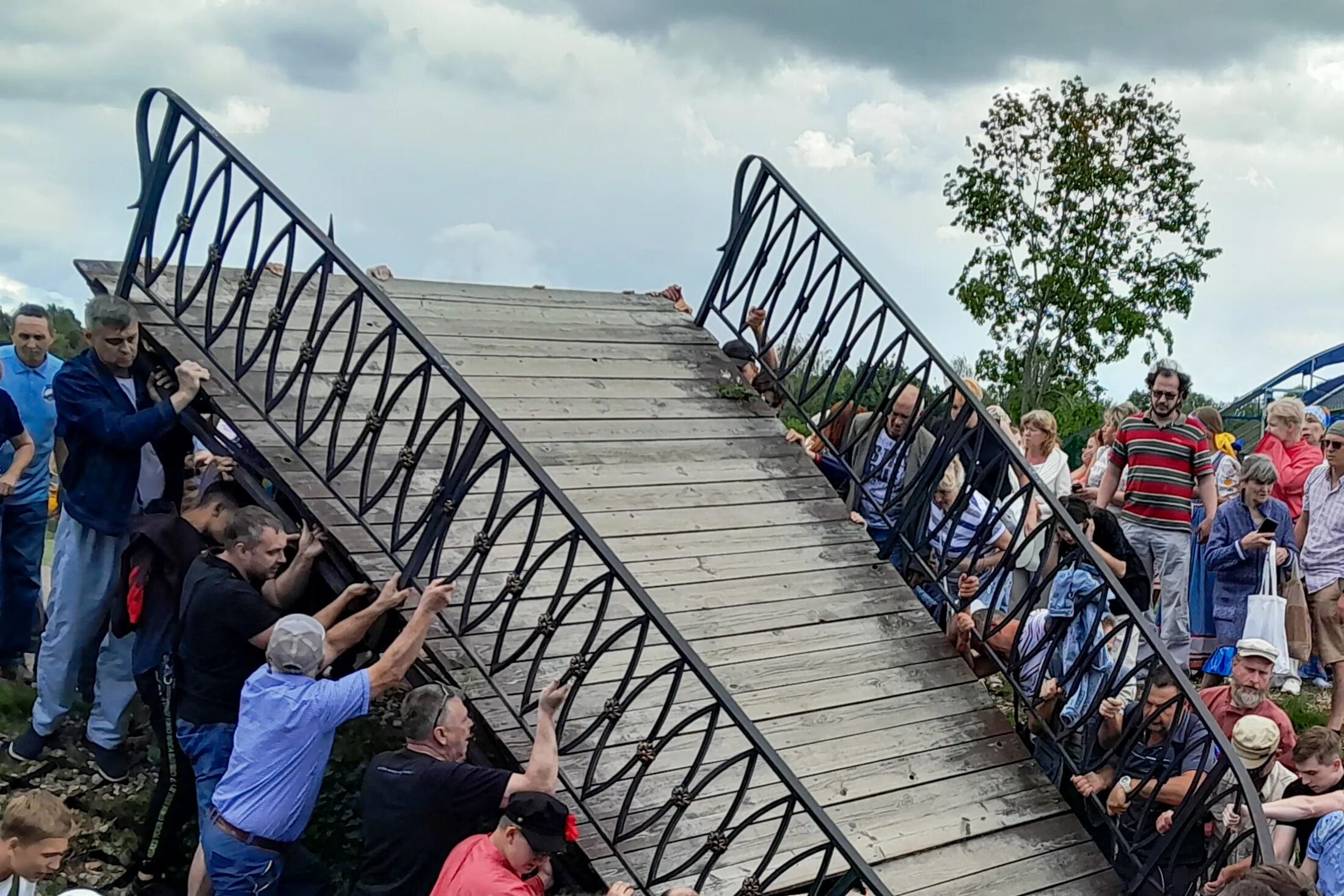 Погибшие на мосту фото В Ленобласти при обрушении пешеходного моста на фестивале погиб мужчина - Россий