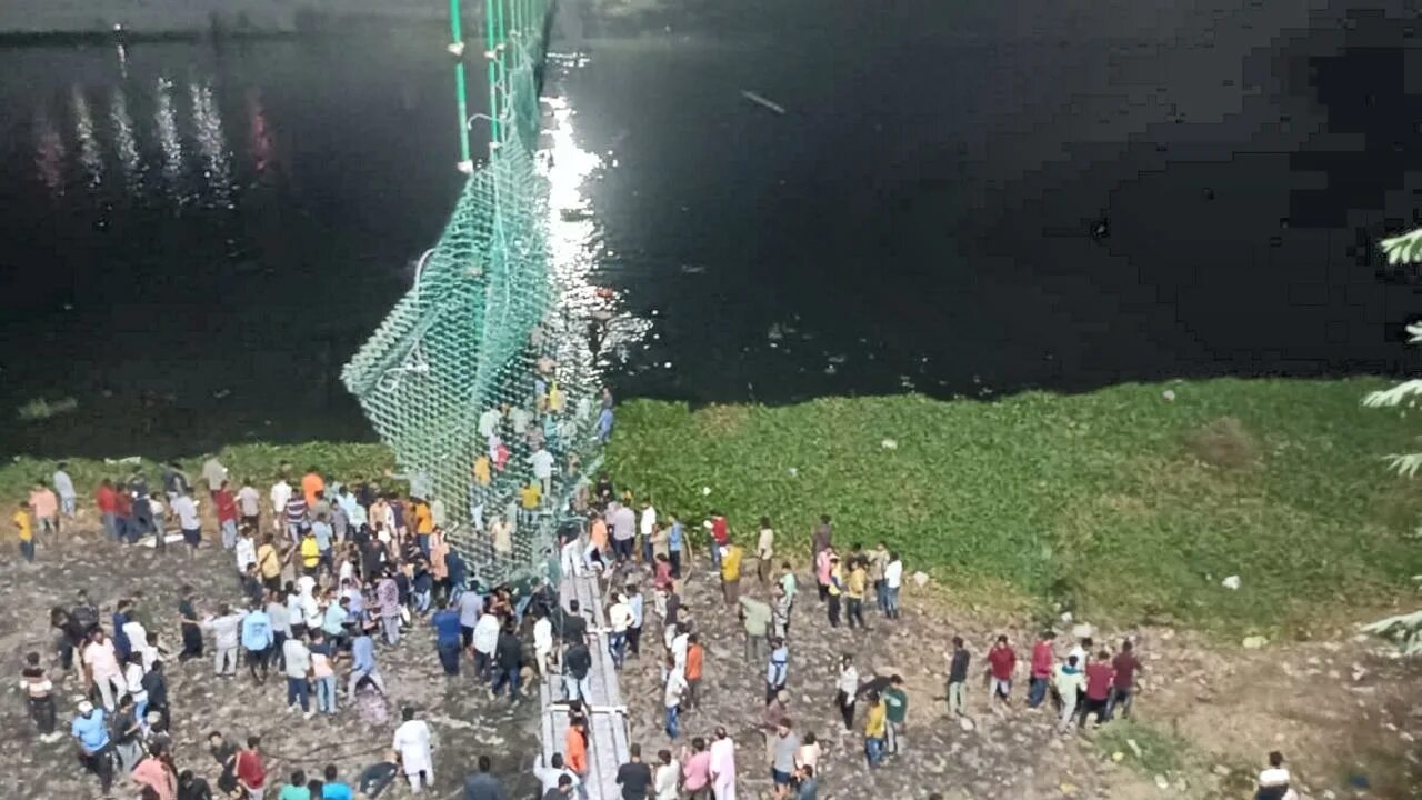 Погибшие на мосту фото Morbi bridge tragedy: Death toll mounts to 134; more bodies fished out of river