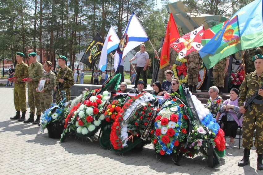 Погибшие на сво из каменска уральского фото Сегодня в Каменске-Уральском простились с Евгением Матвеевым