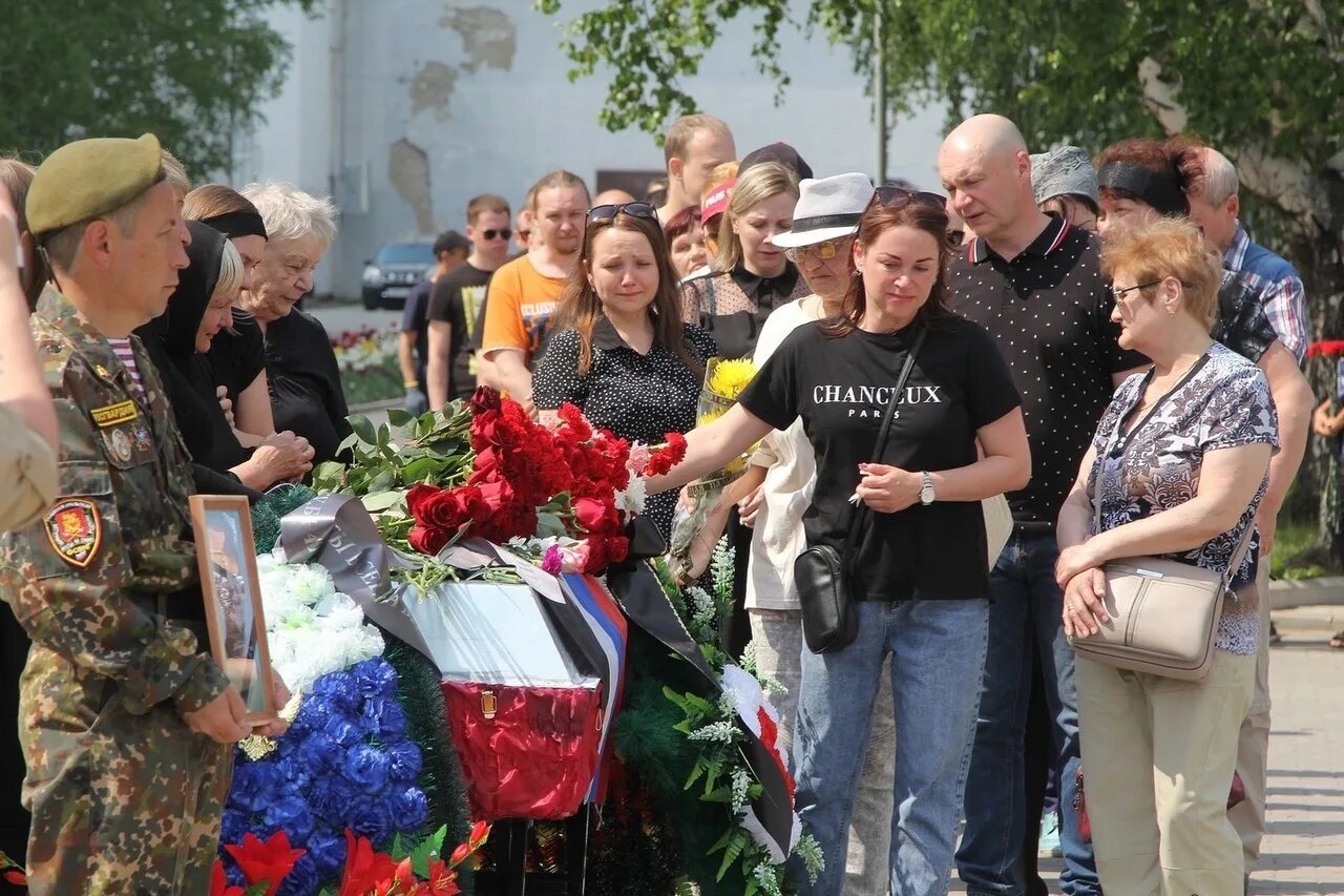 Погибшие на сво из каменска уральского фото В Каменске-Уральском простились с погибшим на Подслушано Каменск-Уральский