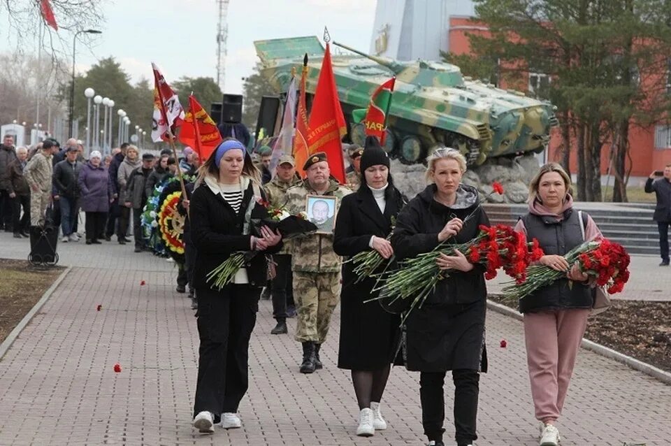 Погибшие на сво из каменска уральского фото В Каменске-Уральском простились с бойцом ЧВК, погибшим на СВО - KP.RU