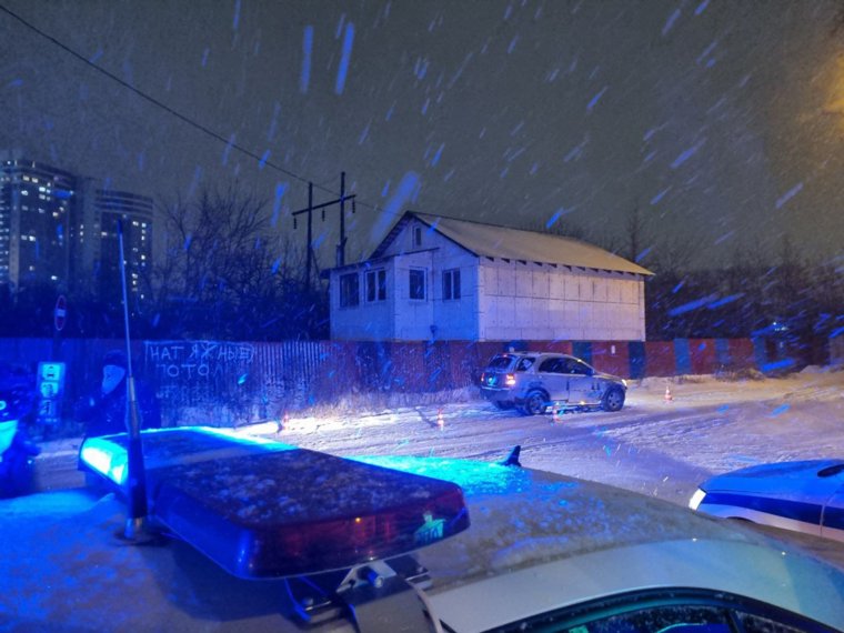 Погибшие под колесами фото В Екатеринбурге 12 ноября внедорожник насмерть снес шестилетнего мальчика: фото,