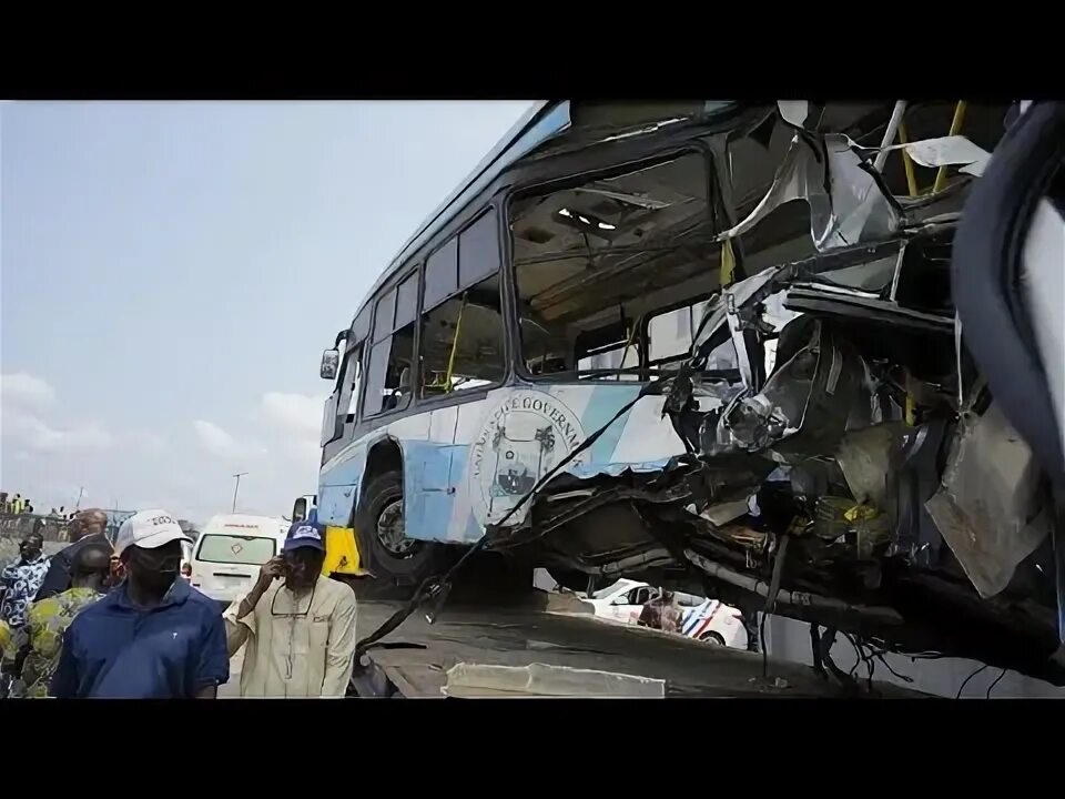 Погибшие в автобусе фото Nigeria : au moins 6 morts lors d'une collision entre 1 train et 1 bus - YouTube