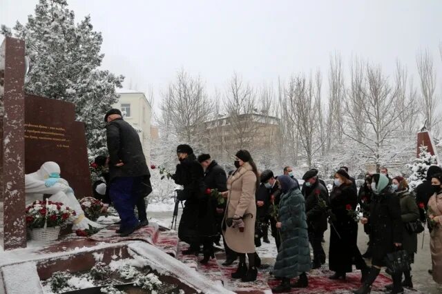 Погибшие в махачкале фото Официальный сайт НС РД - В Махачкале открыли памятник врачам, погибшим в борьбе 