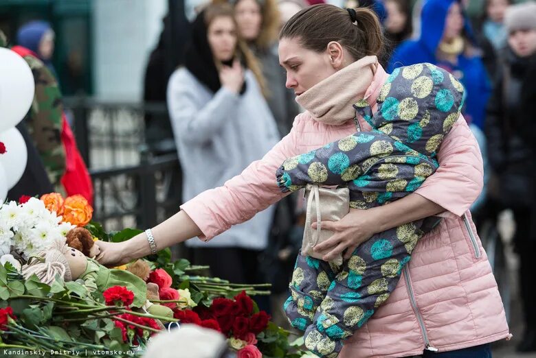 Погибшие в зимней вишне фото и список Сотни томичей почтили память погибших при пожаре в ТЦ "Зимняя вишня" в Кемерово 