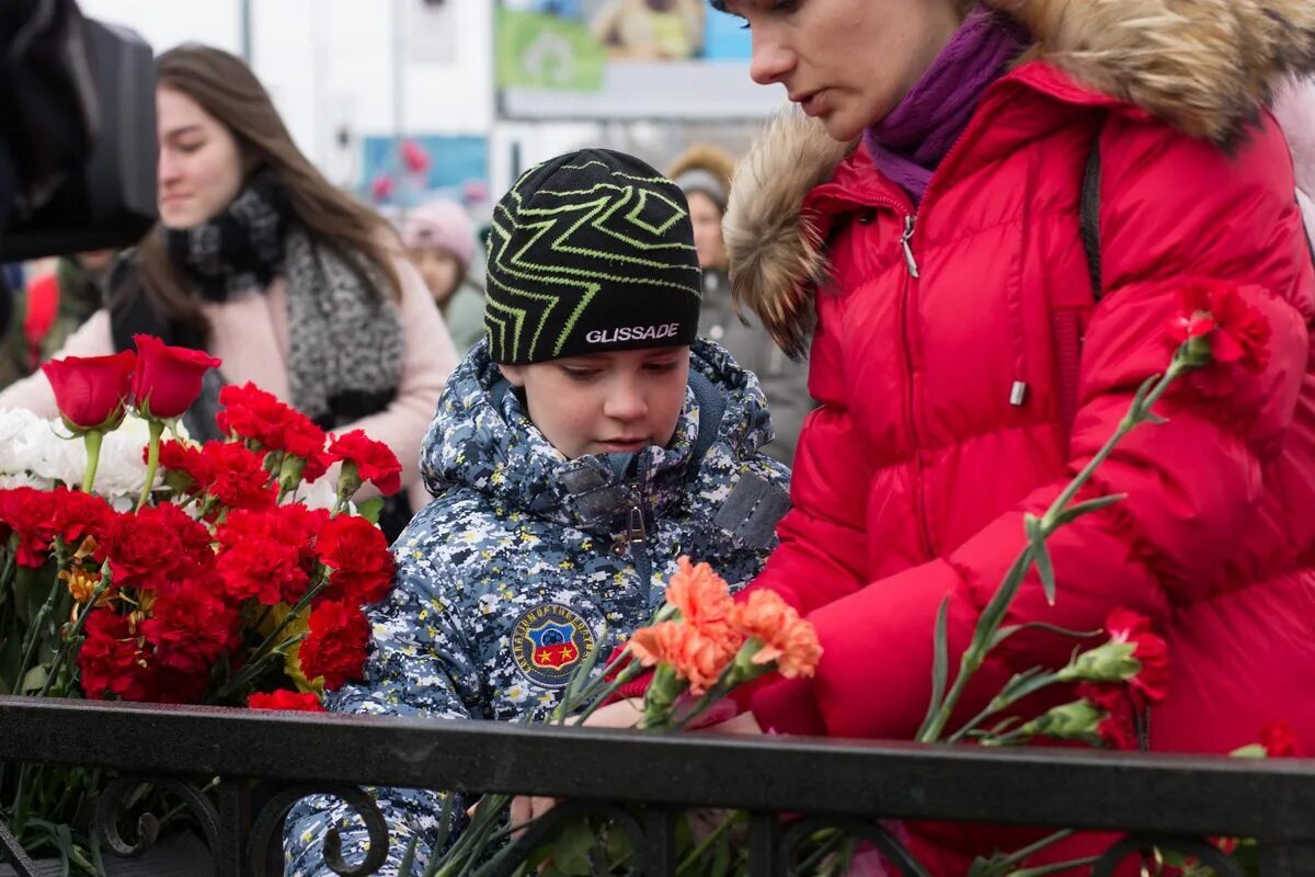 Погибшие в зимней вишне фото и список Томичи почтили память погибших в пожаре в "Зимней вишне" (ФОТО) - Томский Обзор 