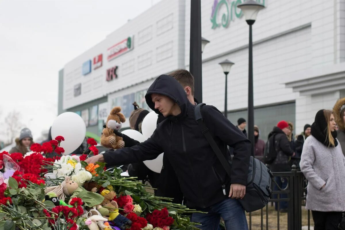 Погибшие в зимней вишне фото и список Томичи почтили память погибших в пожаре в "Зимней вишне" (ФОТО) - Томский Обзор 