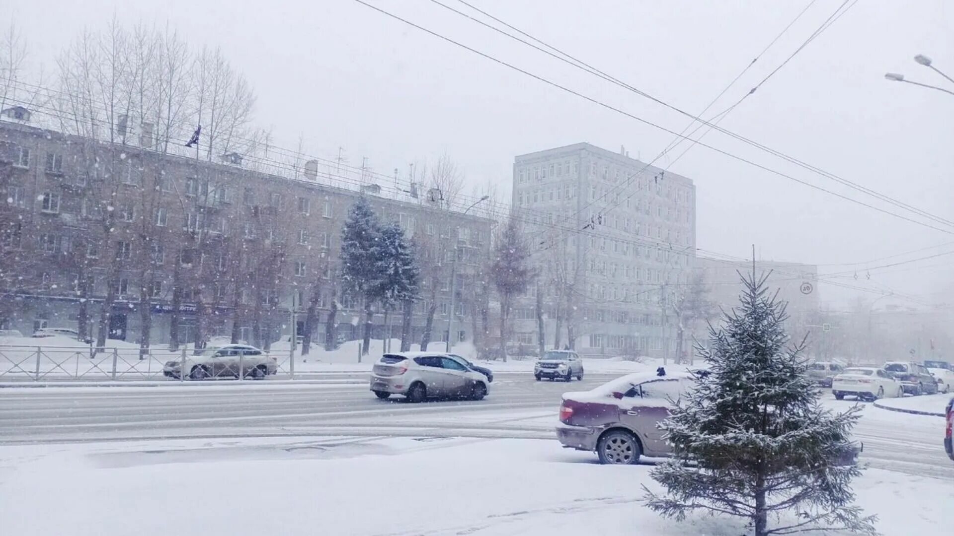 Погода новосибирск сегодня фото Зима не отступает: Новосибирск накрыло мощнейшим снегопадом в середине апреля - 