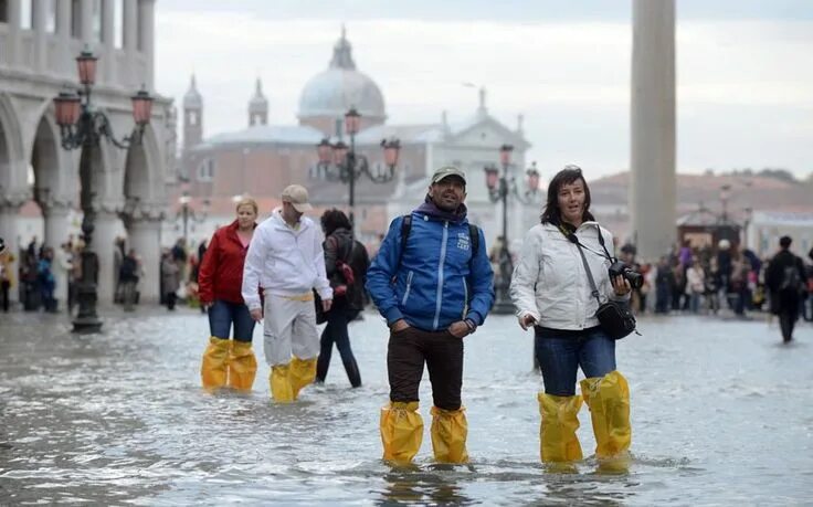 Погода питер что одеть High tide brings chaos to Venice as an 'acqua alta' swamps St Mark's Square Unde