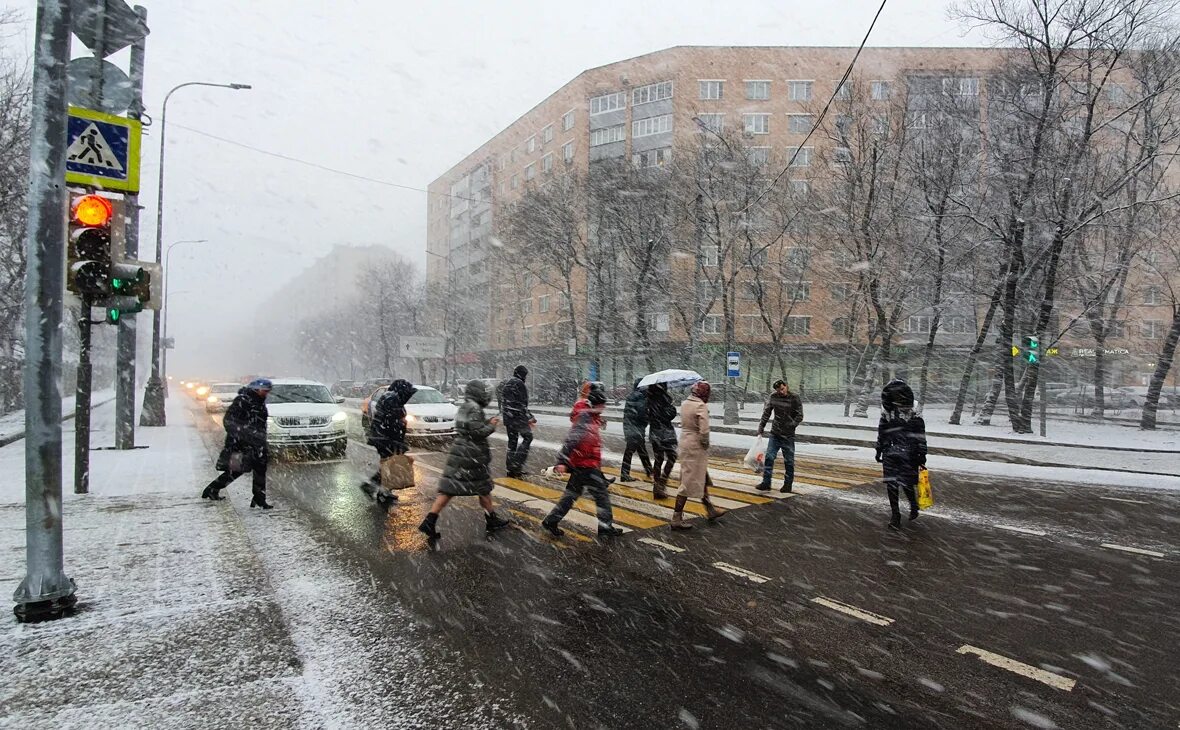 Погода сегодня фото Городские службы Москвы перешли на усиленный режим работы из-за снегопада - РБК