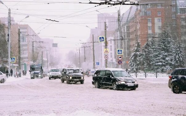 Фотосюжет: Ижевск завалило снегом, на борьбу со стихией вышло 130 спецмашин // И