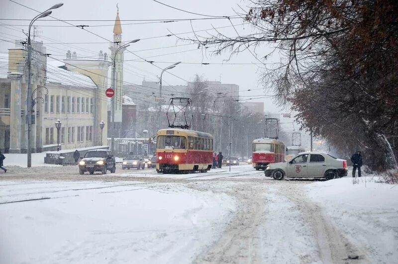 Погода в ижевске сегодня фото Фотосюжет: Ижевск завалило снегом, на борьбу со стихией вышло 130 спецмашин // И