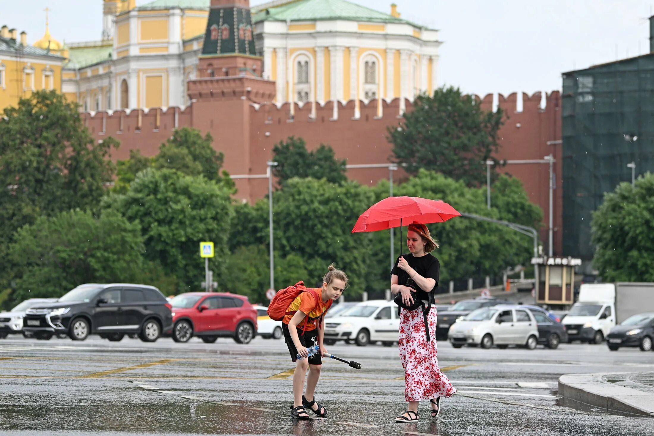 Погода в москве фото сегодня На Москву вновь обрушился мощный ливень - Российская газета