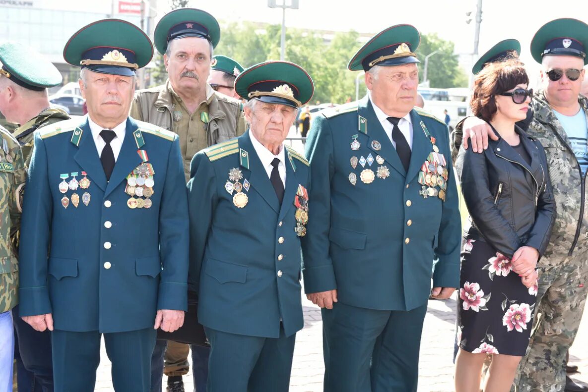 Пограничник генерал изенков н в фото В Барнауле прошел торжественный митинг, посвященный 101-й годовщине со дня образ