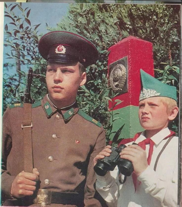 Погранвойска ссср фото A Soviet border guard observing the border with a young pioneer. Cold war milita