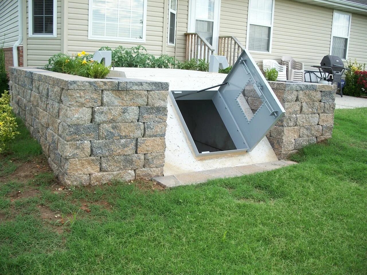 Погреб фото снаружи StashVault Underground storm shelters, Backyard, Storm shelter