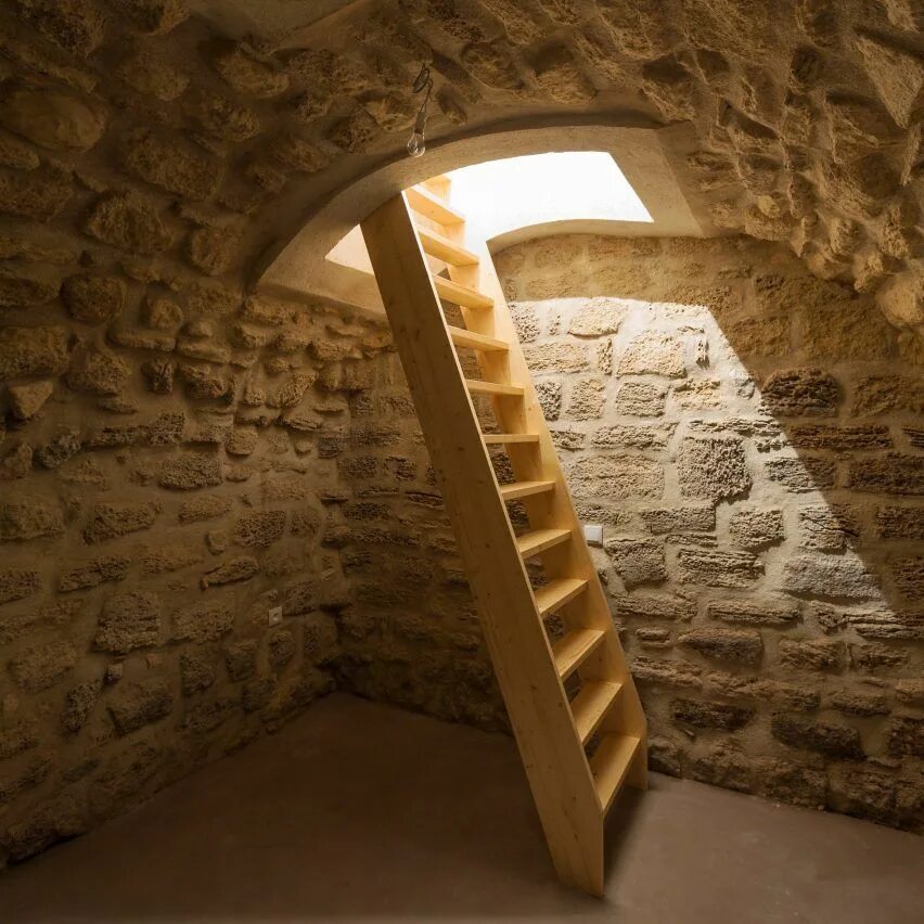 Погреб лестница фото 10 homes that make impressive use of their basements