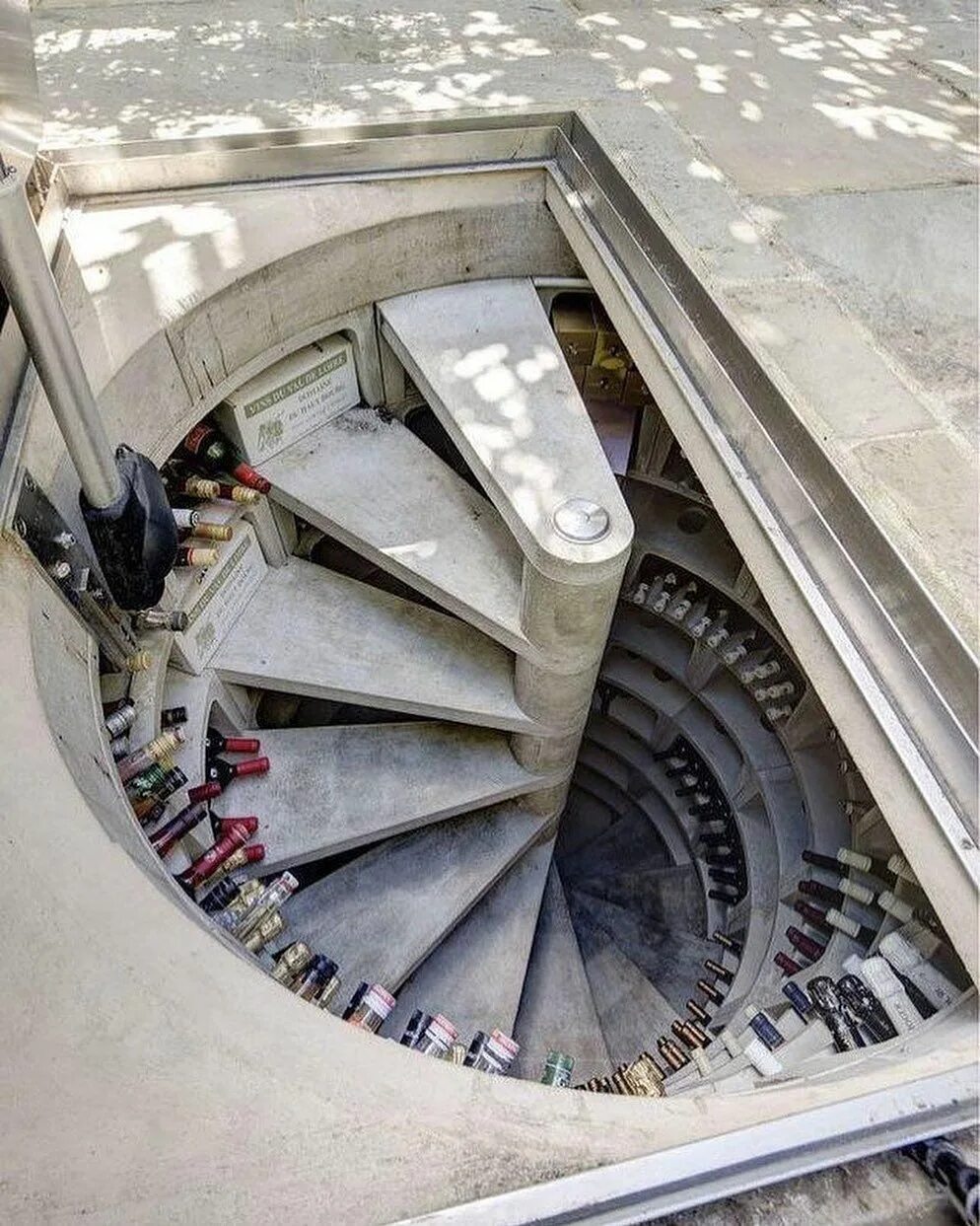 Погреб лестница фото @differ.design Hidden rooms, Spiral staircase, Staircase