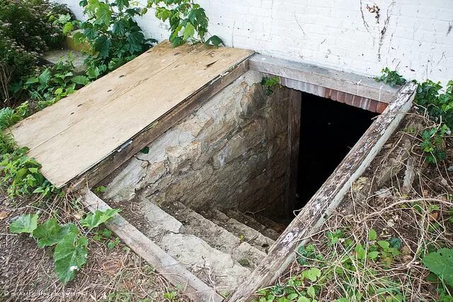 Погреб в деревне фото Storm cellar entrance Storm cellar, Cellar, Basement doors