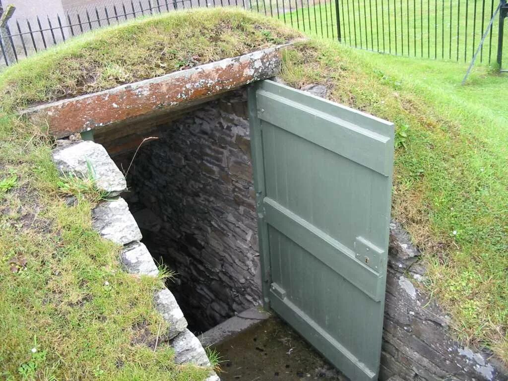 Погреб в земле фото File:Grain Earth House door.jpg - Wikipedia