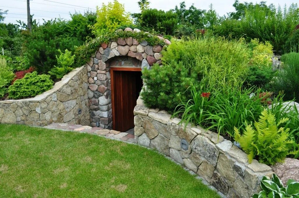 Погреб в земле фото Zielona przystań - projektowanie, zakładanie ogrodów Warszawa: Piwniczka ogrodow