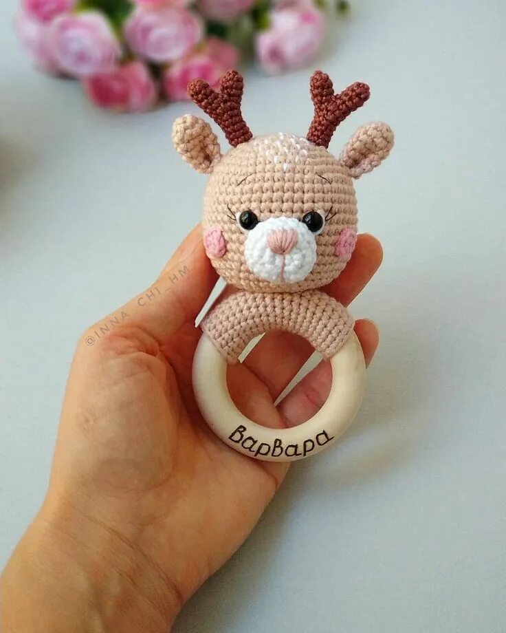 Погремушки вязаные крючком на кольце схема CROCHET TOYS ✨ ВЯЗАНЫЕ ИГРУШКИ on Instagram: "Погремушка именная Оленёнок на кол