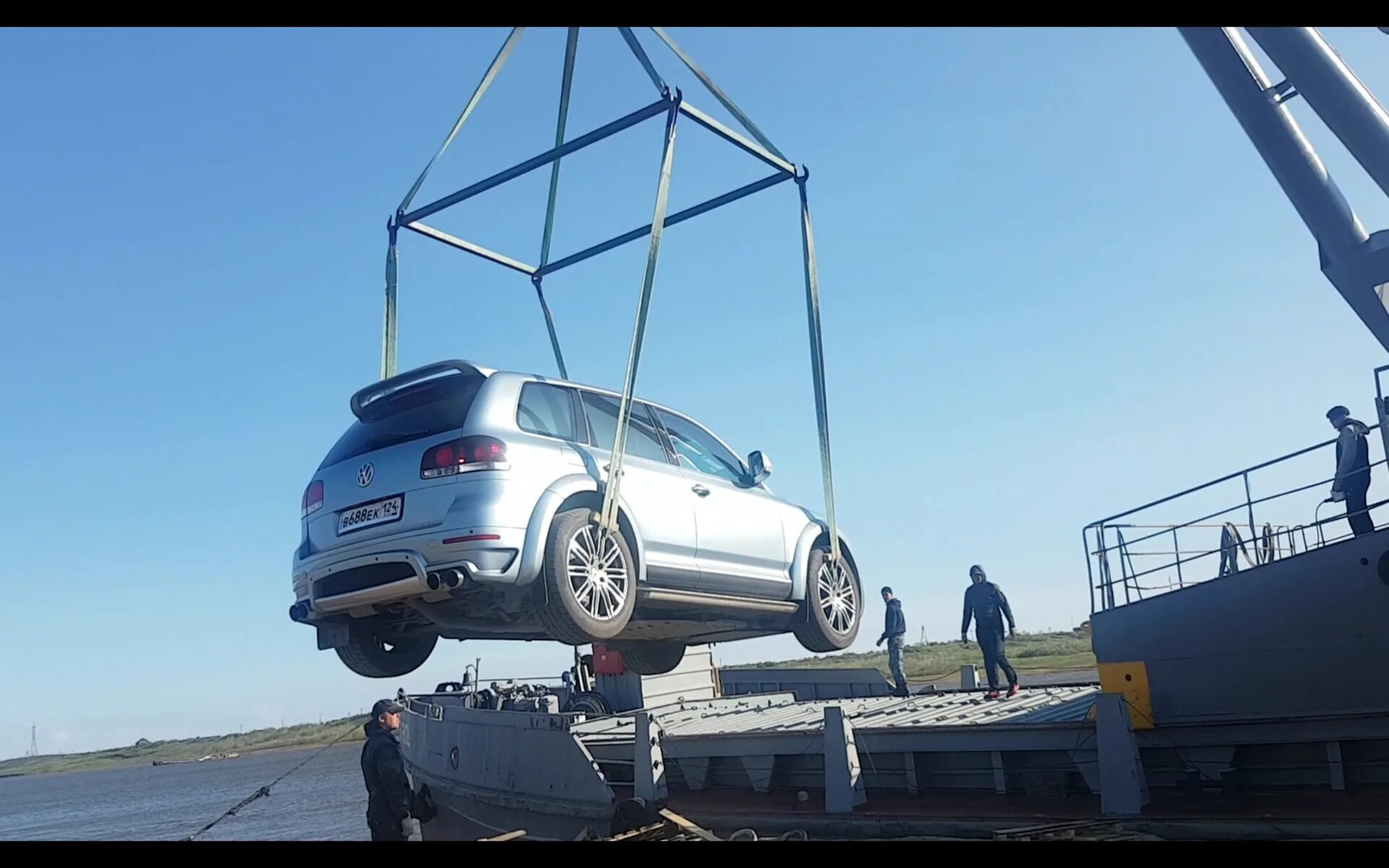 Погрузка авто фото Погрузка на корабль. Переезд в новую жизнь. - Volkswagen Touareg (1G), 3 л, 2007