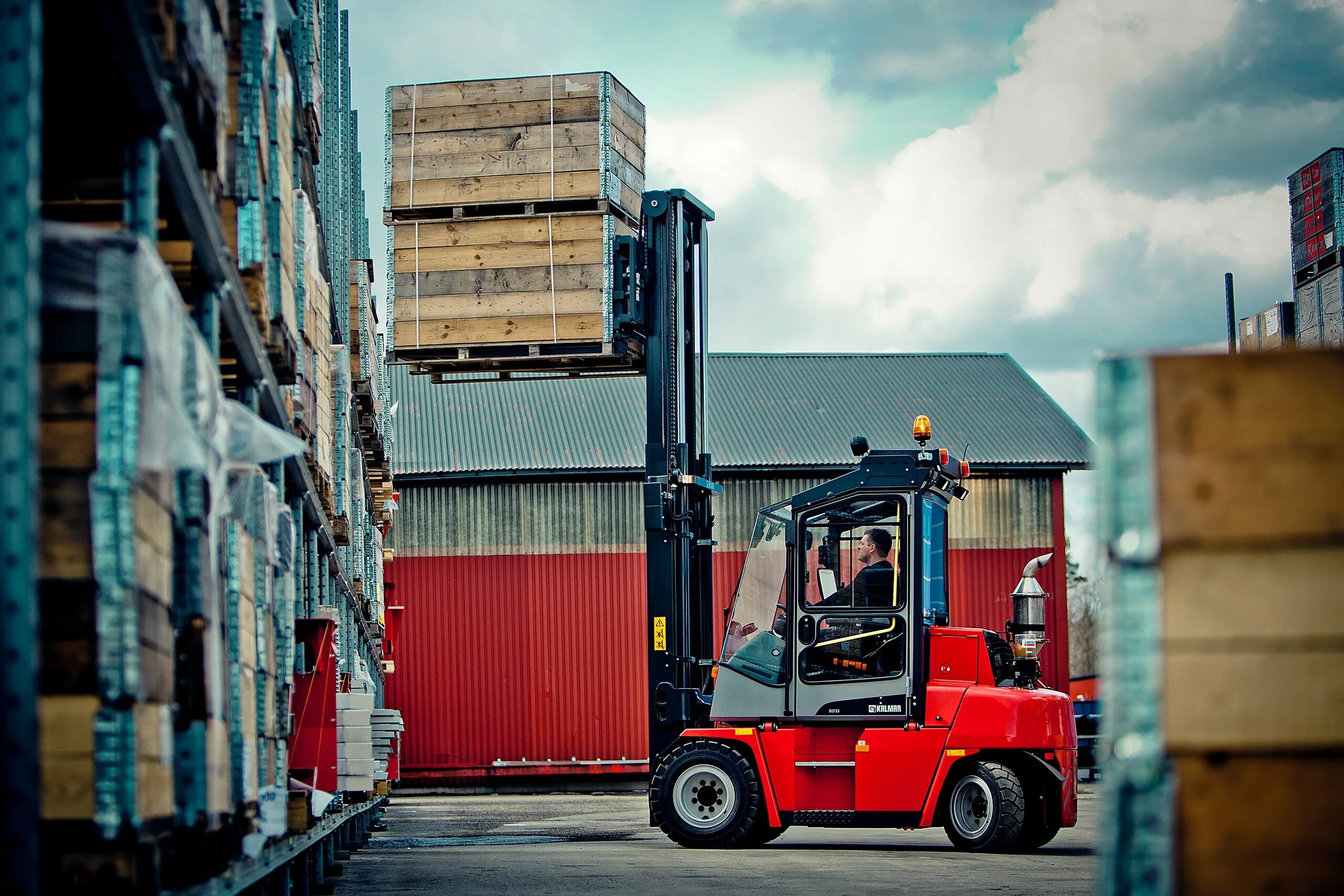 Погрузочные работы фото Kalmar raises the bar with the new light range of forklift trucks Kalmarglobal