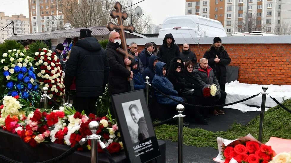 Похороны алексея фото Alexey Navalny buried in Moscow - RT Russia & Former Soviet Union