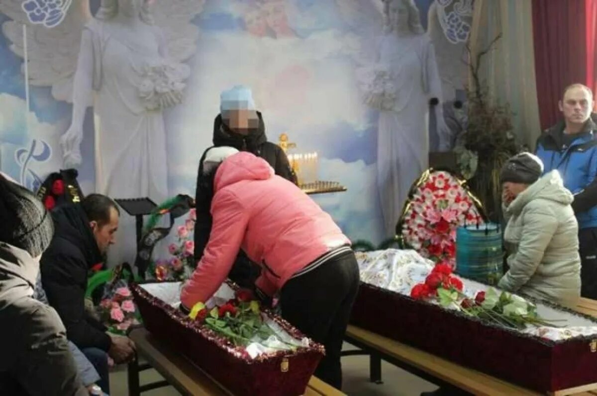 Похороны четверых детей в красноярске фото В Новосибирской области похоронили мать с 4-летней дочерью, погибших в ДТП АиФ Н