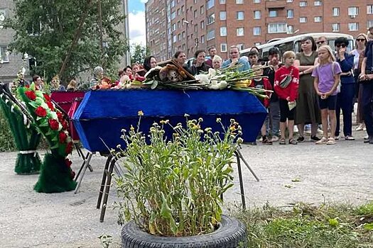 Похороны четверых детей в красноярске фото Похороны семьи из четырех человек прошли под Новосибирском - Рамблер/новости