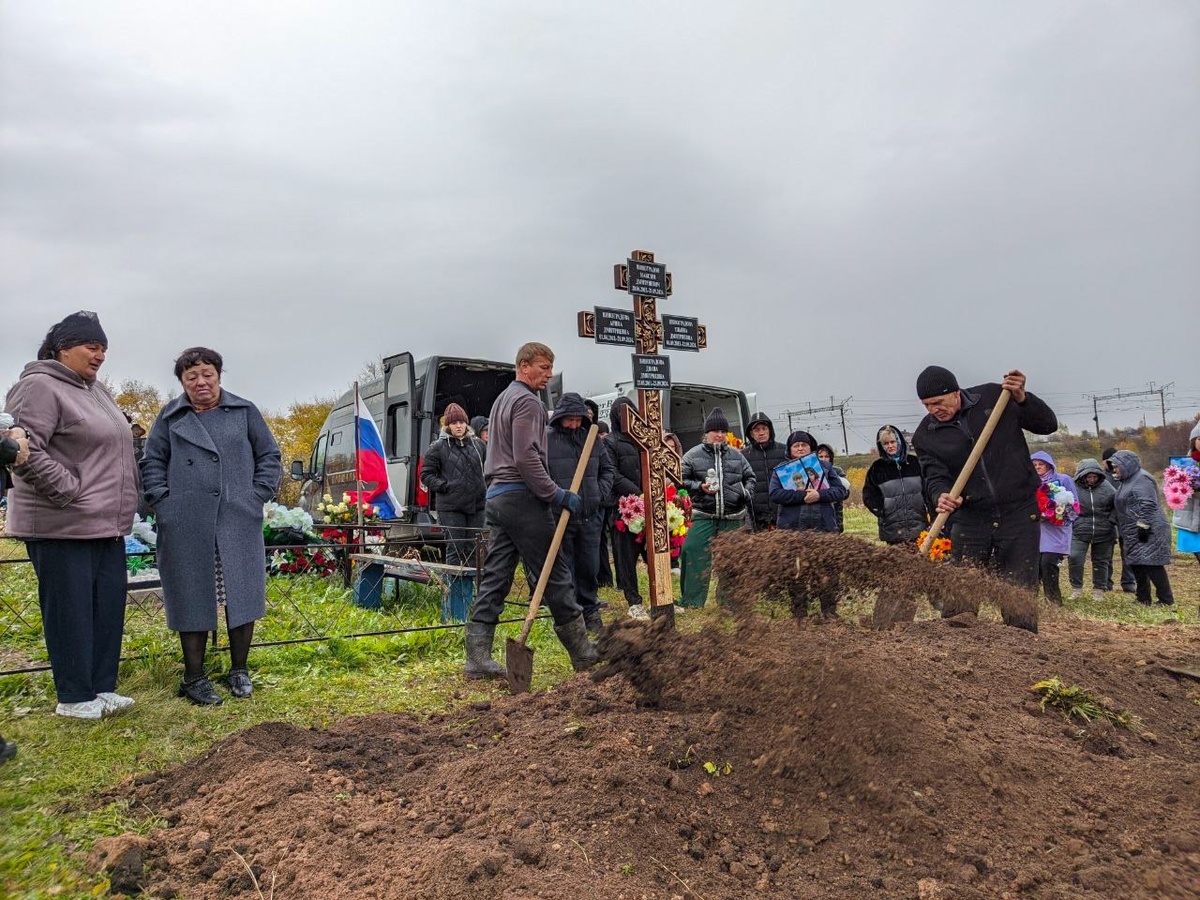 Похороны четверых детей в красноярском крае фото "Один крест и четыре гроба": появились фотографии с похорон детей, которые сконч