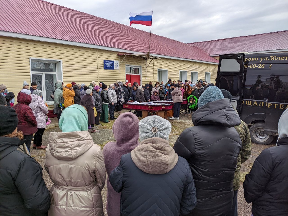 Похороны четверых детей в красноярском крае фото Родители рыдают у гробов": опубликованы кадры с похорон четверых отравленных дет