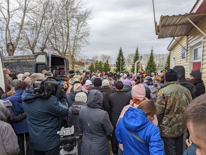 Похороны четверых детей в красноярском крае фото 4 маленьких гробика и нескончаемый плач: в Красноярске похоронили детей, погибши