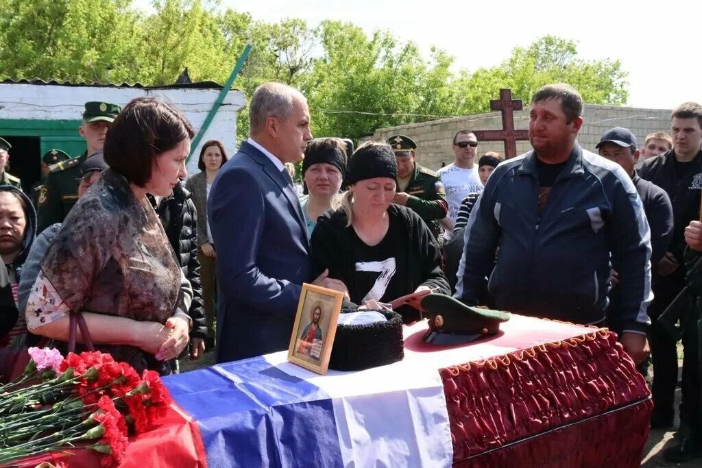 Похороны четырех детей в красноярском крае фото В Гайском городском округе в последний путь проводили участника СВО Руслана Ахма