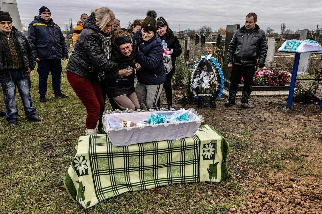 Похороны четырех детей в красноярском крае фото Глава Минобороны Чехии прокомментировала душераздирающее фото из Украины - vineg